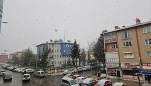 DİNAR'DA KAR YAĞIŞI ETKİLİ OLUYOR