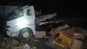 Akçaköy Girişinde Tır Devrildi