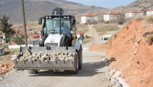 Pınarbaşı Mahallesinde Kilitli Parke Taşı Döşeme Çalışmaları Sürüyor