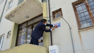 Başkan Sarı: “Deprem Evlerimizin blok ve dış kapı tabelalarını yeniliyoruz”