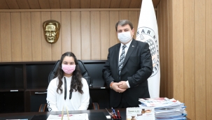 Başkan Sarı koltuğunu bir günlüğüne çocuklara devretti