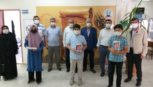 Hafızlara Dernekten Tablet Hediye Edildi