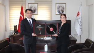 Cumhuriyet Başsavcısı Mustafa Çelenk, Cumhurbaşkanlığı İletişim Başkanlığı Afyonkarahisar Bölge Müdürü Ş. Münire Burcu’ya veda ziyaretinde bulundu