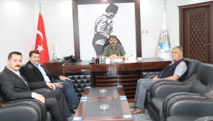 Merkez Mahalle Muhtarları Dernek Başkanı Gürpınar ve muhtarlardan Başkan Sarı'ya teşekkür ziyareti