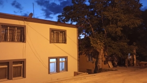 2 Gündür Aç ve Susuz Kalan Kediyi İtfaiye Ekipleri Kurtardı