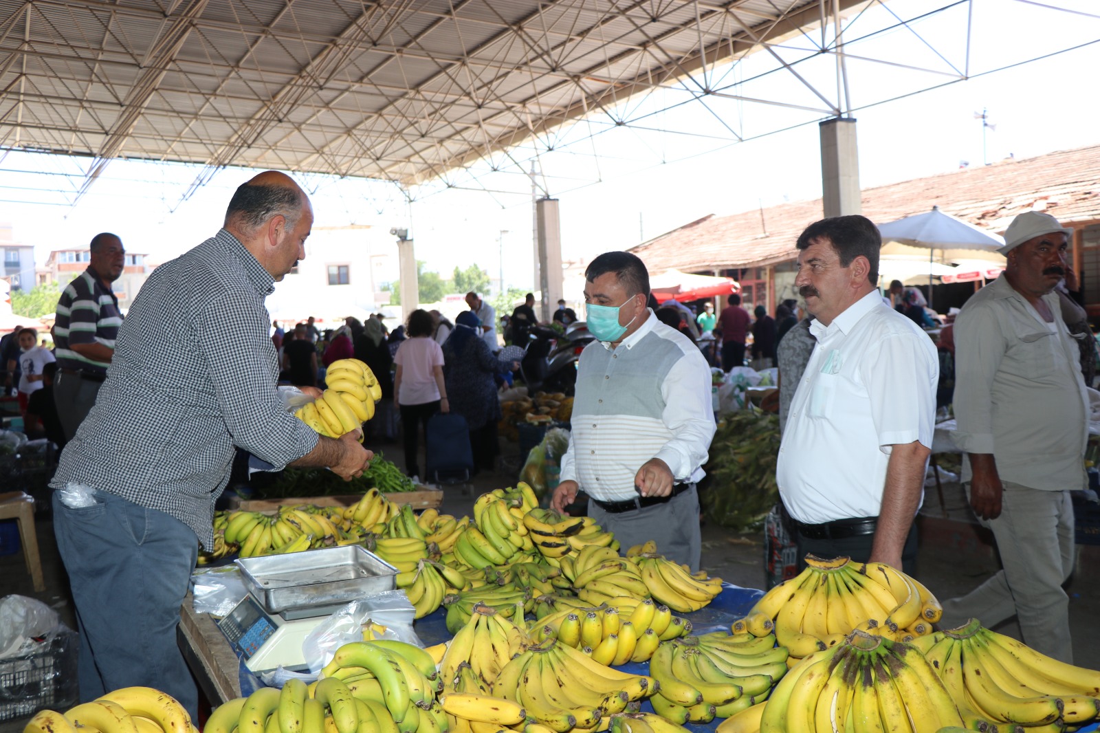 Başkan Sarı, Arefe pazarını ziyaret etti