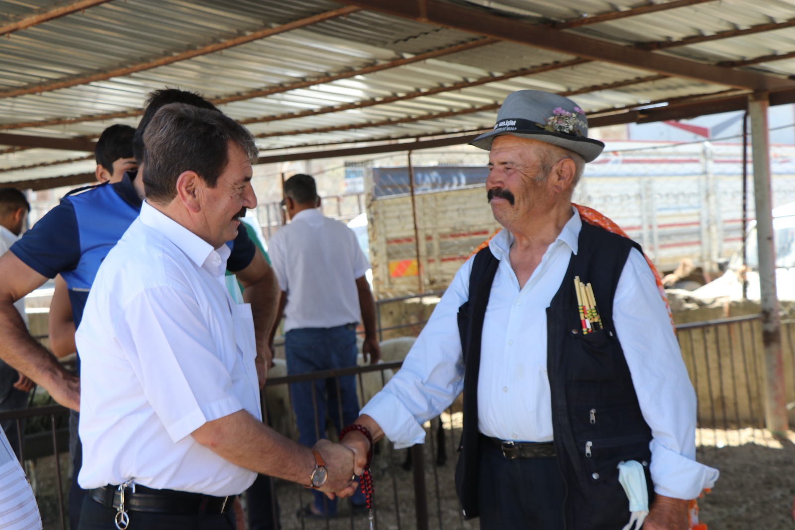 Başkan Sarı Kurban Pazarını Ziyaret Etti