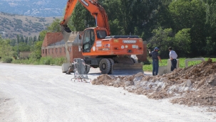 İncirli Mahallesine yeni açılan yolda alt yapı çalışmaları başladı