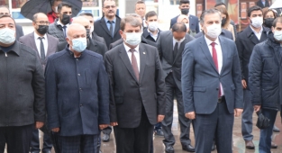 Başkan Sarı, 24 Kasım Öğretmenler Günü çelenk sunma törenine katıldı