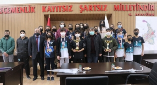 Afyonkarahisar Şampiyonu olan Okul Voleybol takımı Başkan Sarı’yı ziyaret etti