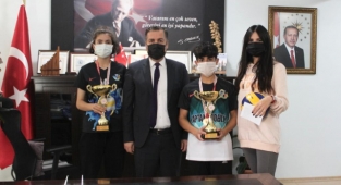 DİNARLI ŞAMPİYONLAR KAYMAKAMIMIZI ZİYARET ETTİ