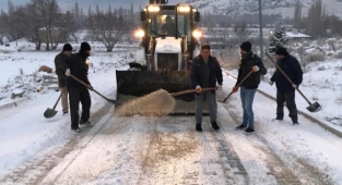 Başkan Sarı, Kar tuzlama çalışmalarımız ile yollarımız ulaşıma hazır