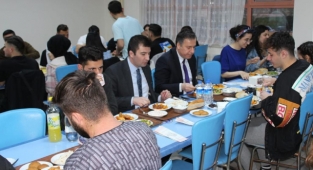 KAYMAKAM KAPANKAYA ÜNİVERSİTELİ ÖĞRENCİLERLE İFTARDA BULUŞTU