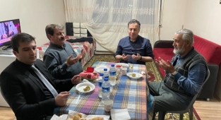 KAYMAKAM KAPANKAYA ve BAŞKANIMIZ NİHAT SARI İFTARI ŞEHİT BABASININ EVİNDE AÇTI