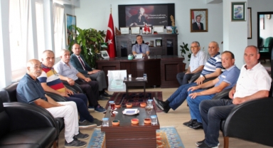 BAŞKAN KUMARTAŞLI VE BERABERİNDEKİ HEYET KAYMAKAMIMIZ KAPANKAYA’YA VEDA ZİYARETİNDE BULUNDULAR