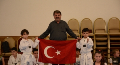 Belediye Başkanımız Nihat Sarı, Taekwondo Eğitimi alan çocuklarımız ile bir arada