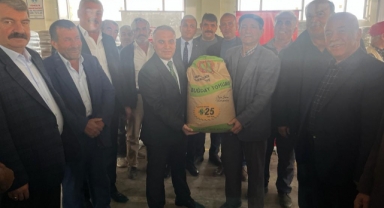 KAYMAKAM DURU İLÇE TARIM TARAFINDAN DÜZENLENEN TOHUM DAĞITIM TÖRENİNE KATILDI