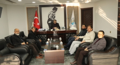 Umreden dönen cami imam hatiplerinden Belediye Başkanımız Nihat Sarı’ya iade-i ziyaret
