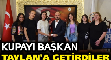 Kupayı Başkan Taylan'a Getirdiler