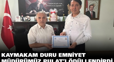 KAYMAKAMIMIZ İLÇE EMNİYET MÜDÜRÜNÜ ÖDÜLLENDİRDİ