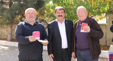 Esnaflarımıza Şanlı Türk Bayrağımızın dağıtımı devam ediyor